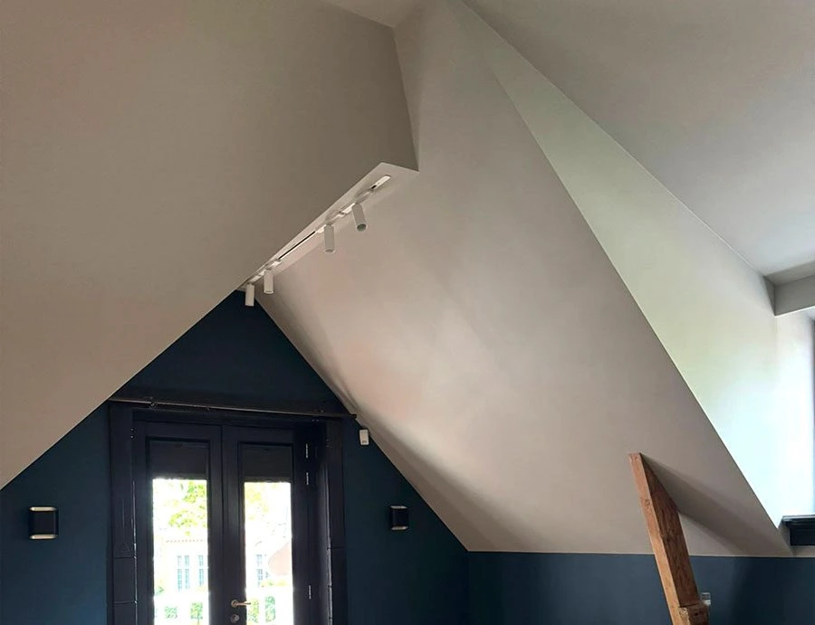 Glad-pleisterwerk-schuin-plafond-schilderklaar