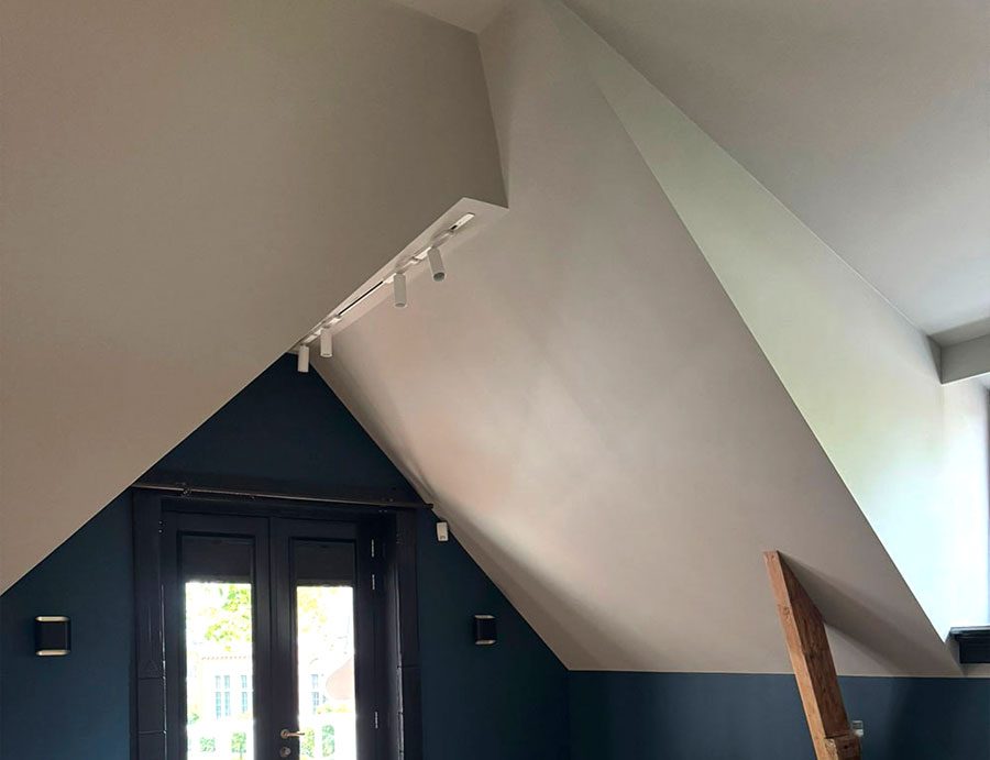 Glad stucwerk schuin plafond