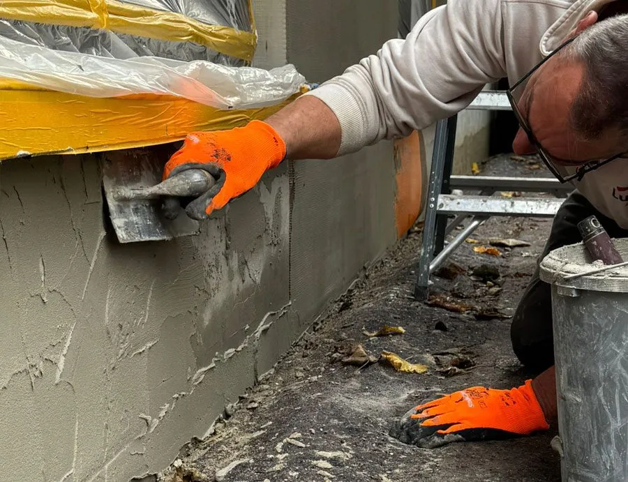 Raapwerk aanbrengen gevelsokkel buitenstucwerk